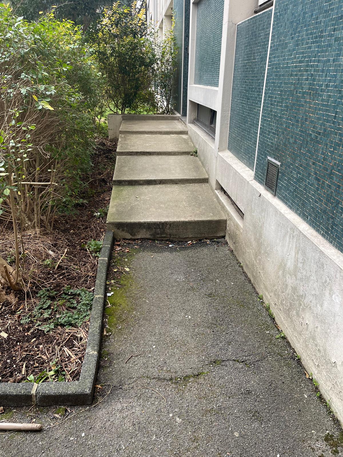 Escalier non conforme aux normes PMR